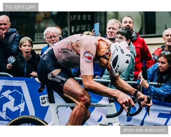 特写:范德普尔冲线后拥抱“北方地狱”奖杯,泥浆覆盖全身 特写:范德普尔冲线后拥抱“北方地狱”奖杯,泥浆覆盖全身