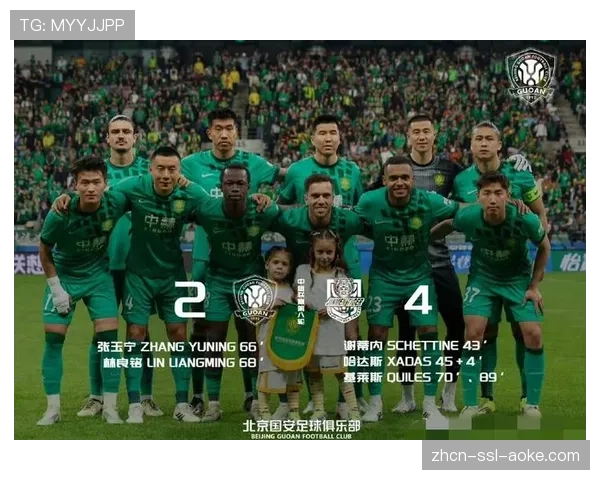 终场哨响，天津津门虎球员相拥庆祝，打破21年客场不胜国安魔咒